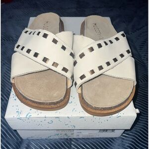Musse and cloud tan sandal. Size 10.